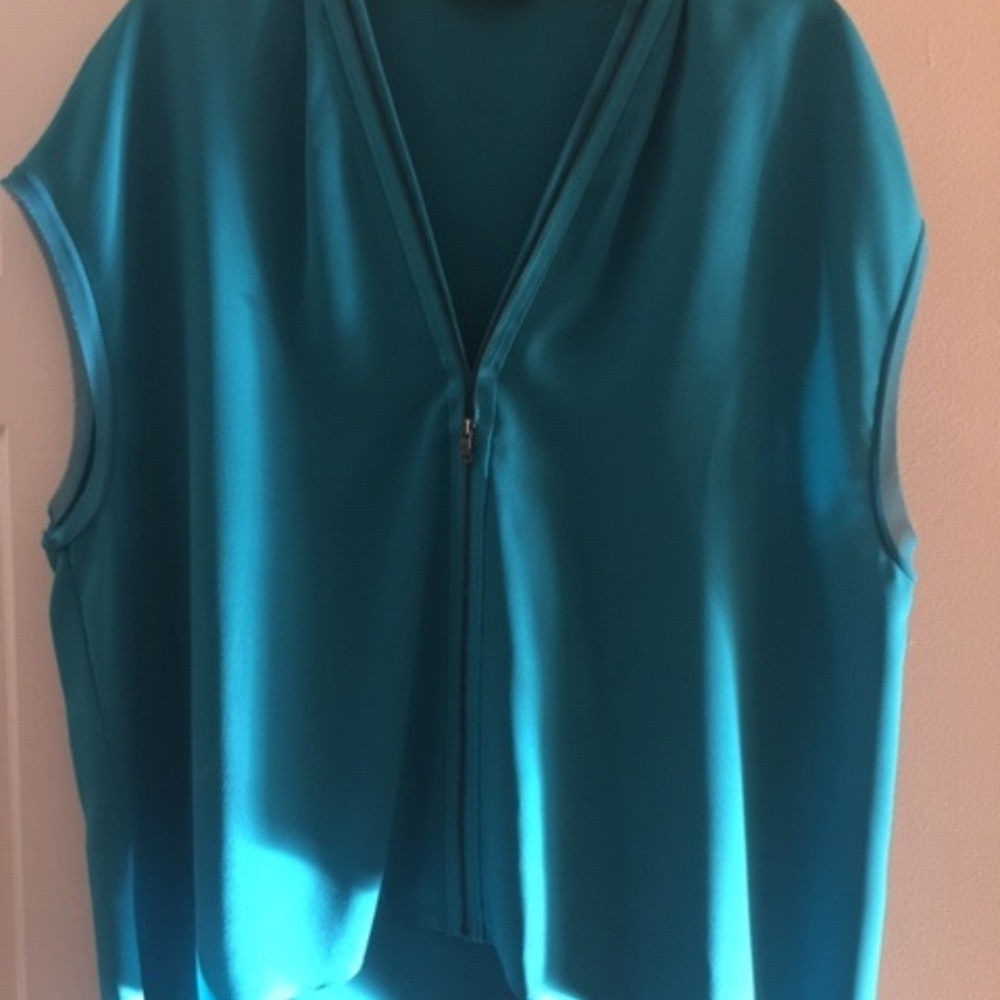 T Tahari emerald green blouse